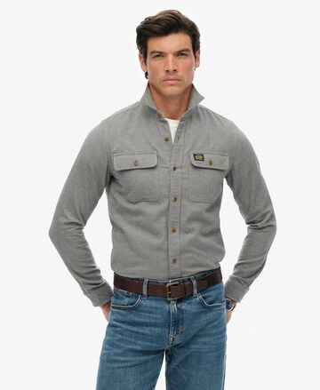 Coupe regular Chemise Superdry en gris : devant