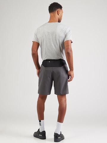 On Loosefit Sportshorts in Grau