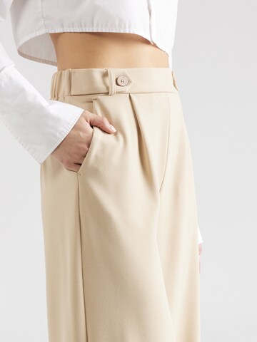 QS - Pierna ancha Pantalón plisado en beige