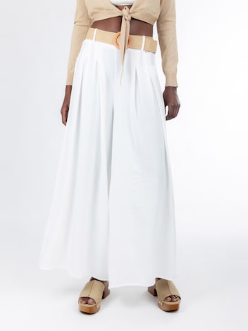 Influencer Loosefit Hose in Weiß: Vorderseite