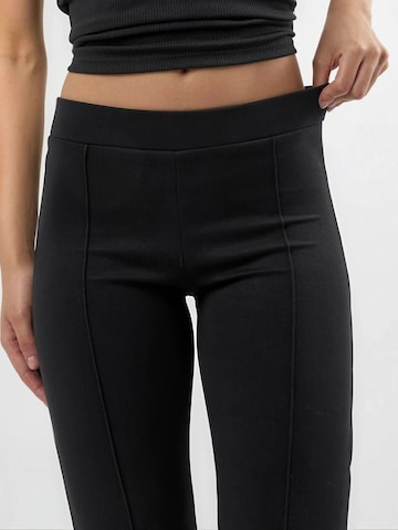 Flared Pantaloni di Busem in nero