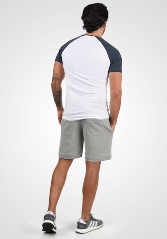 !Solid Regular Shorts in Grau