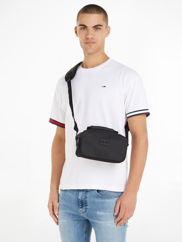 Tommy Jeans Crossbody Bag in Black: front