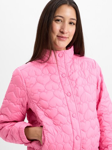 Marie Lund Tussenjas ' ' in Roze
