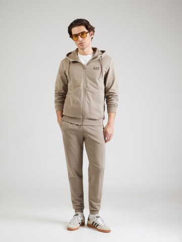 EA7 Emporio Armani Joggingdragt i brun: forside
