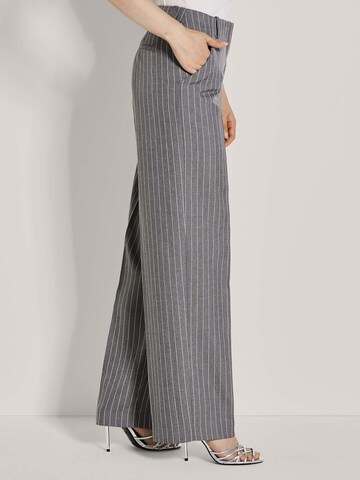 MADELEINE Wide leg Trousers with creases in Grey