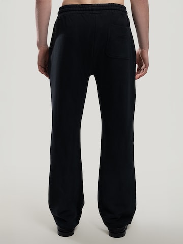 MAD TIGERS Wide Leg Bügelfaltenhose in Schwarz