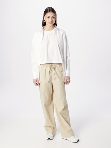 MELA - Camiseta 'DESNA' en blanco
