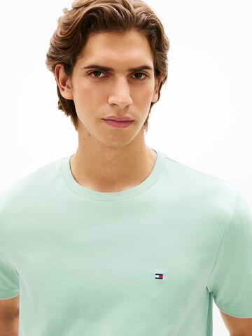 T-Shirt 'ESS SEASONAL' TOMMY HILFIGER en vert
