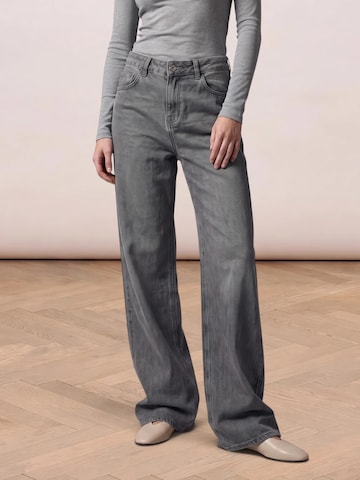 noar studios Regular Jeans in Grau: Vorderseite