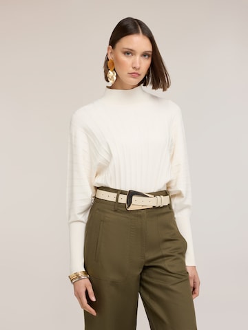 Pullover di MOTIVI in bianco: frontale