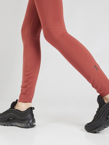 Skinny Pantaloni sportivi di On in rosso