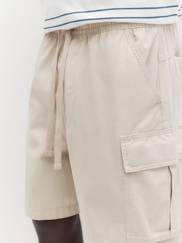 Pull&Bear Lużny krój Spodnie w kolorze biały