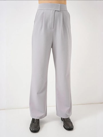 Loosefit Pantalon Bigdart en gris : devant