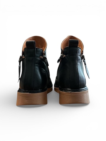 Begoria Boots in Black