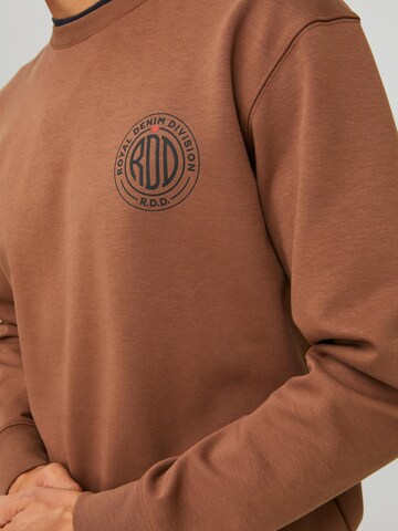 R.D.D. ROYAL DENIM DIVISION Sweatshirt in Braun