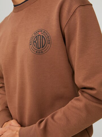 R.D.D. ROYAL DENIM DIVISION Sweatshirt 'DEAN' in Brown