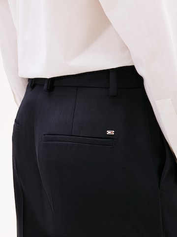 TOMMY HILFIGER Обычный Брюки со складками в Синий