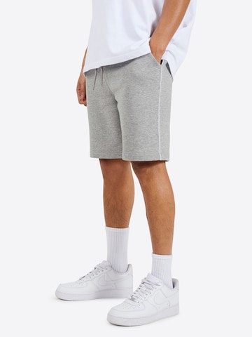 regular Pantaloni di BRAVE SOUL in grigio: frontale