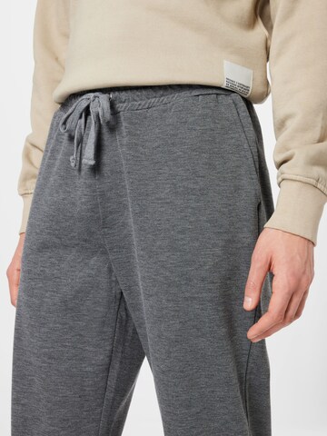 Regular Pantalon 'Pilou' Casual Friday en gris