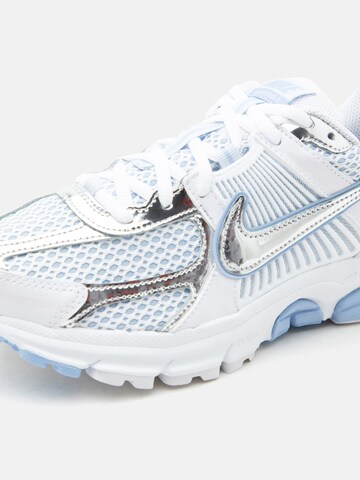 balts Nike Sportswear Zemie brīvā laika apavi 'Zoom Vomero 5'