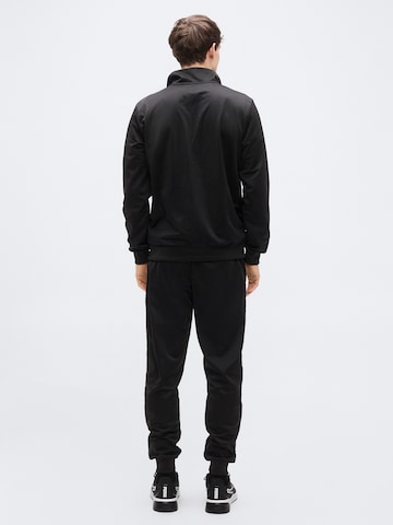 Costum de trening 'ESS' de la PUMA pe negru