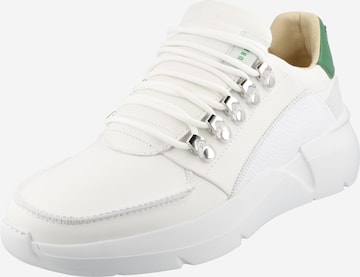 Nubikk حذاء رياضي بلا رقبة 'Roque Roman' بلون أبيض: الأمام