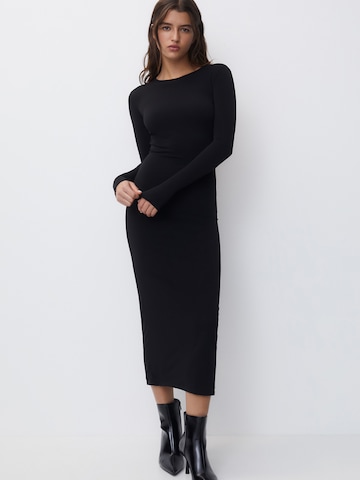 Rochie de la Pull&Bear pe negru: față