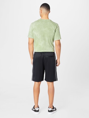 Nike Sportswear Regular Shorts in Schwarz