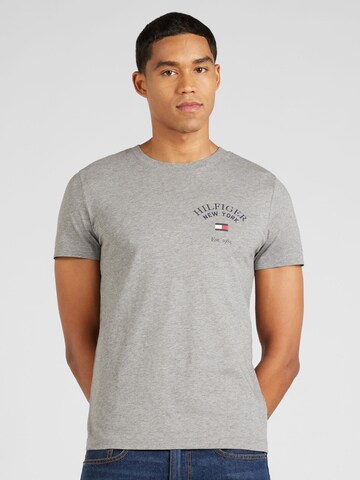 TOMMY HILFIGER Тениска 'Varsity' в сиво: отпред
