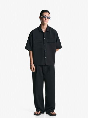 Bershka Loosefit Élére vasalt nadrágok - fekete