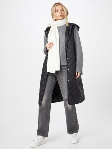 Gilet 'Rita' di ABOUT YOU in nero