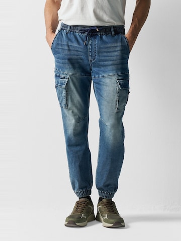 KOROSHI Tapered Cargojeans i blå: forside