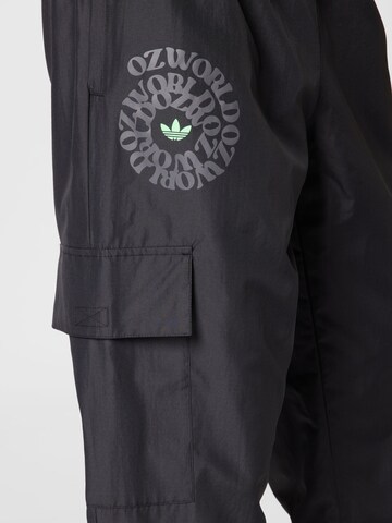 ADIDAS ORIGINALSTapered Cargo hlače 'Graphic Ozworld ' - crna boja