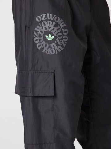 Effilé Pantalon cargo 'Graphic Ozworld ' ADIDAS ORIGINALS en noir