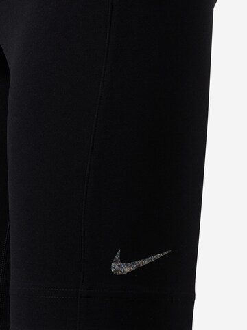 NIKE Skinny Sporthshorts in Schwarz