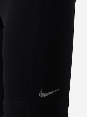 NIKE Skinny Sporthshorts in Schwarz