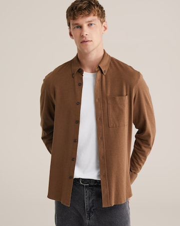 WE Fashion - Ajuste regular Camisa en marrón: frente