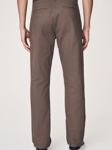 regular Pantaloni chino di Next in marrone