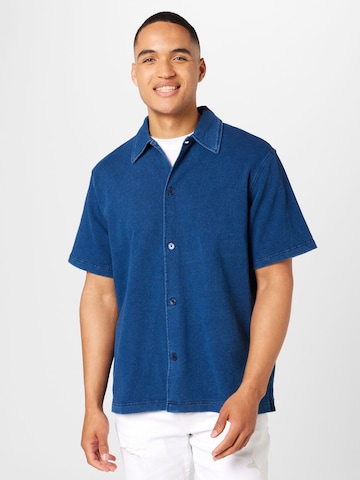 Coupe regular Chemise WEEKDAY en bleu : devant