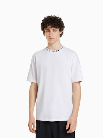 Tricou de la Bershka pe alb: față