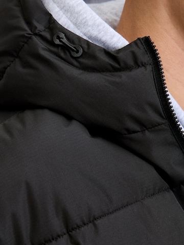 Geacă de iarnă 'JJMAZE' de la Jack & Jones Junior pe negru