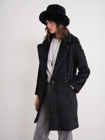 MixRay Between-Seasons Coat in Black