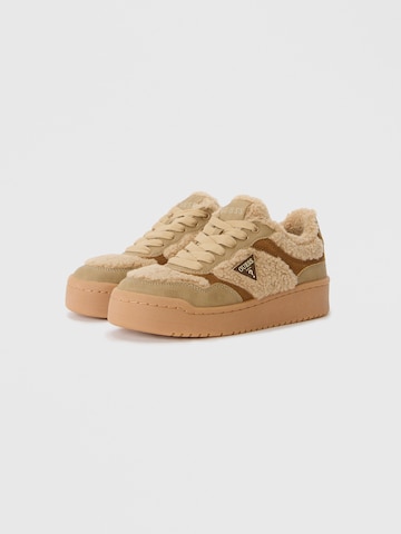 Baskets basses 'MIRAM' GUESS en beige