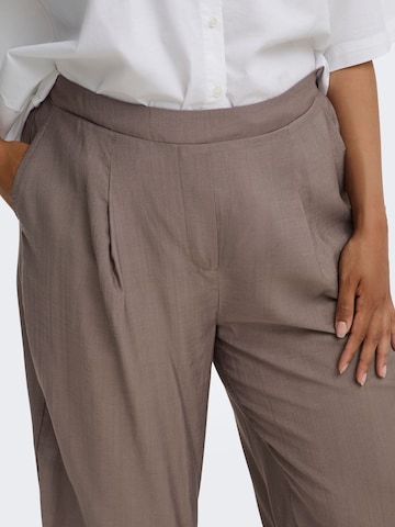 Barrel Pantalon à pince 'CARJoanna' ONLY Carmakoma en marron