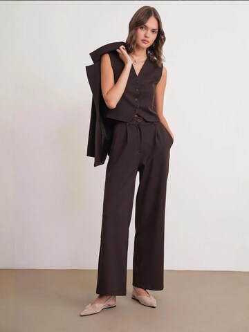 Wide leg Pantaloni con pieghe di MixRay in marrone