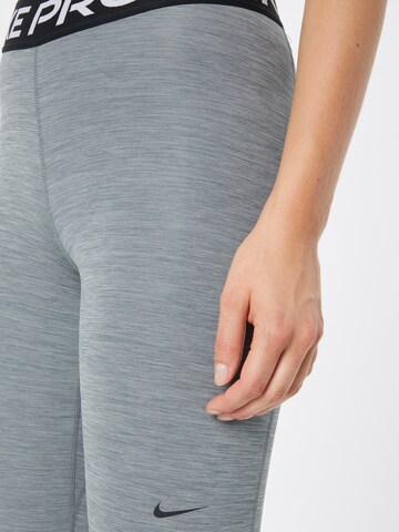 NIKE Skinny Sporthose in Grau