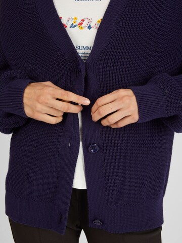 Lovely Sisters Strickjacke 'Cassey' in Blau