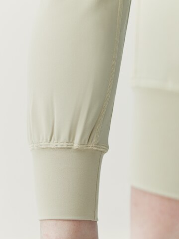 Born Living Yoga Tapered Broek ' Daba ' in Beige