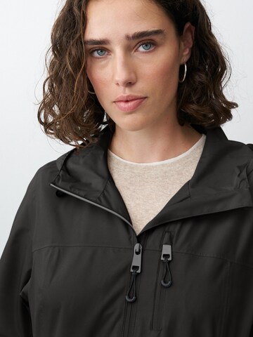 ONUA Raincoat 'Breeze' in Black